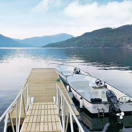 6 Person In Halsanaustan Korsnes (Trondelag)