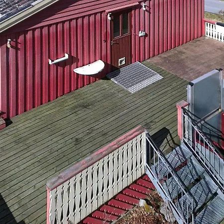 Three-bedroom In Halsanaustan