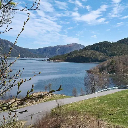 6 Person In Halsanaustan Korsnes (Trondelag)