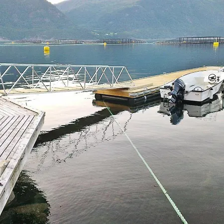 6 Person In Halsanaustan Korsnes (Trondelag)